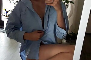 Girl Fingering Pussy In Front Of The Mirror And Orgasm